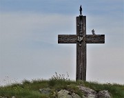 46 Alla croce in legno dello sperone roccioso del Mincucco (1832 m) non ci salgo per troppo vento